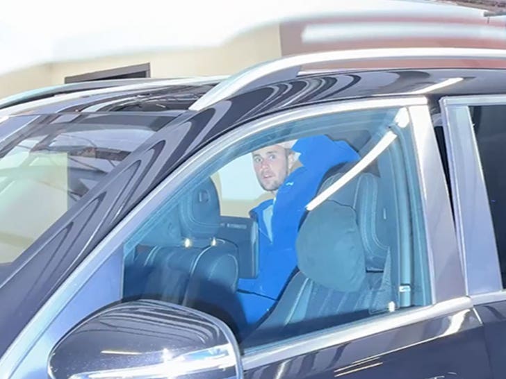 Justin Bieber Throws Water Bottle at Paparazzi After Dinner With Hailey Bieber