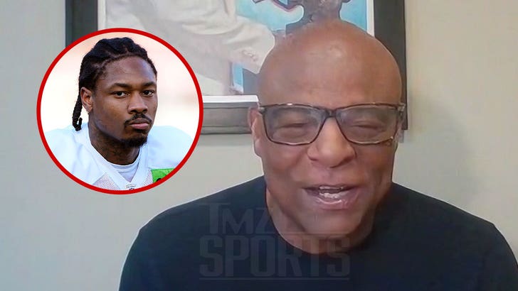 Warren Moon Not Surprised Patriots Dumped Stefon Diggs, ‘He Brings Baggage’